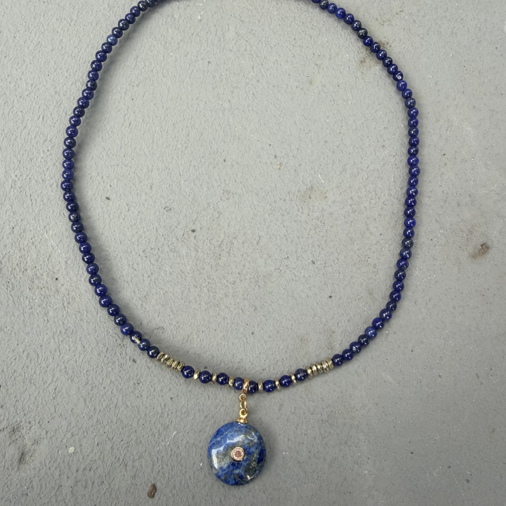 Lapis Aura κολιέ με μπλε λάπις και αιματίτες – Dandelions Lapis Aura μπλε κολιέ με ημιπολύτιμες πέτρες λάπις, χρυσούς αιματίτες και στρογγυλό κρεμαστό με ζιργκόν