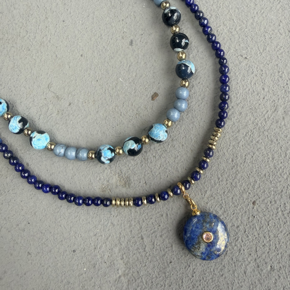 Lapis Aura κολιέ με μπλε λάπις και αιματίτες – Dandelions Lapis Aura μπλε κολιέ με ημιπολύτιμες πέτρες λάπις, χρυσούς αιματίτες και στρογγυλό κρεμαστό με ζιργκόν