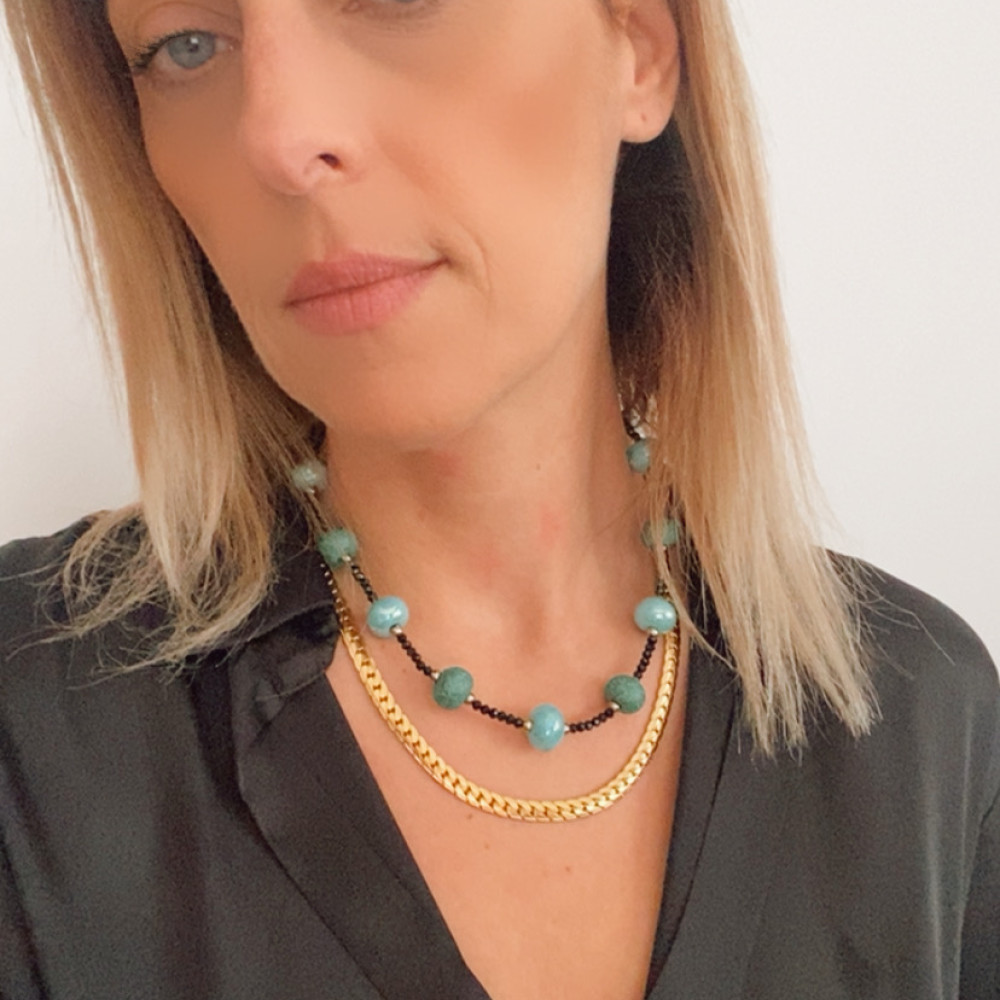 κολιέ petrol balance με πράσινες πετρόλ και μαύρες χάντρες σε ατσάλινη αλυσίδα