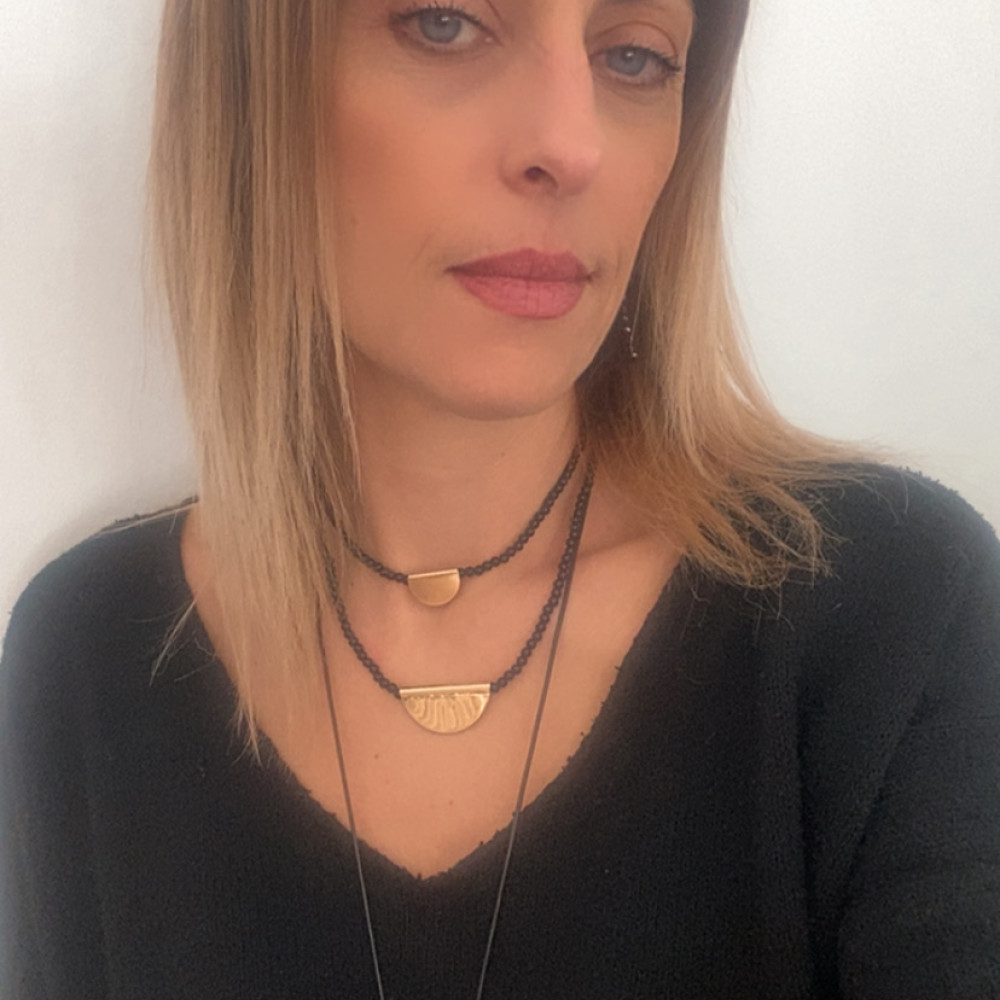 κολιέ midnight curve με μαύρες χάντρες και χρυσά στοιχεία