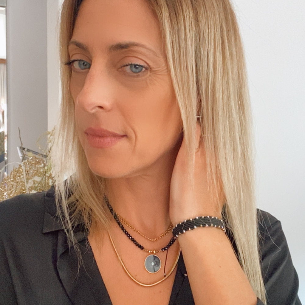 κολιέ black orbit με μαύρα και χρυσά κρύσταλλα και μεταλλικό στοιχείο