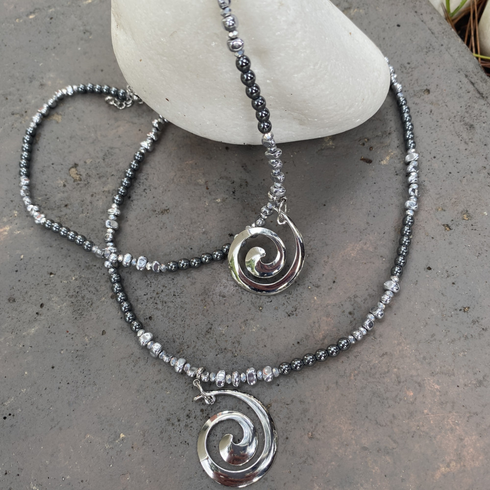 κολιέ silver spiral με ατσάλινη σπείρα και ασημί στοιχεία