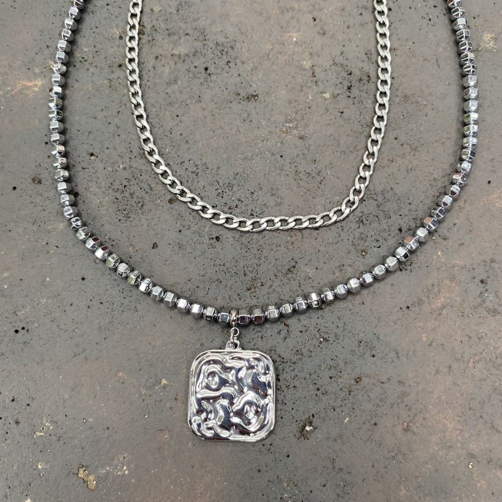 διπλό κολιέ silver layers με ασημί αλυσίδα και ατσάλινα στοιχεία