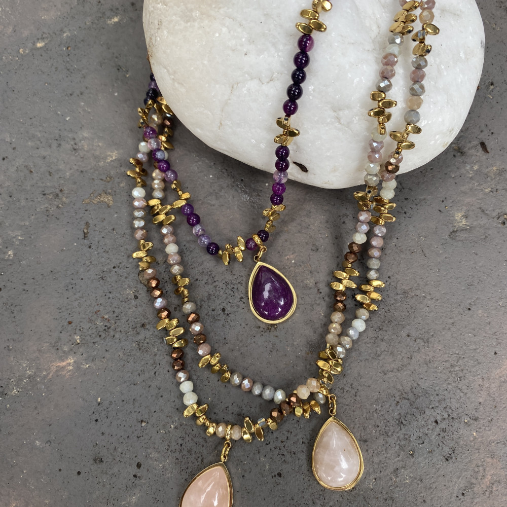 Amethyst Glow necklace with purple stones and gold details κολιέ amethyst glow με μωβ πέτρες και χρυσά στοιχεία