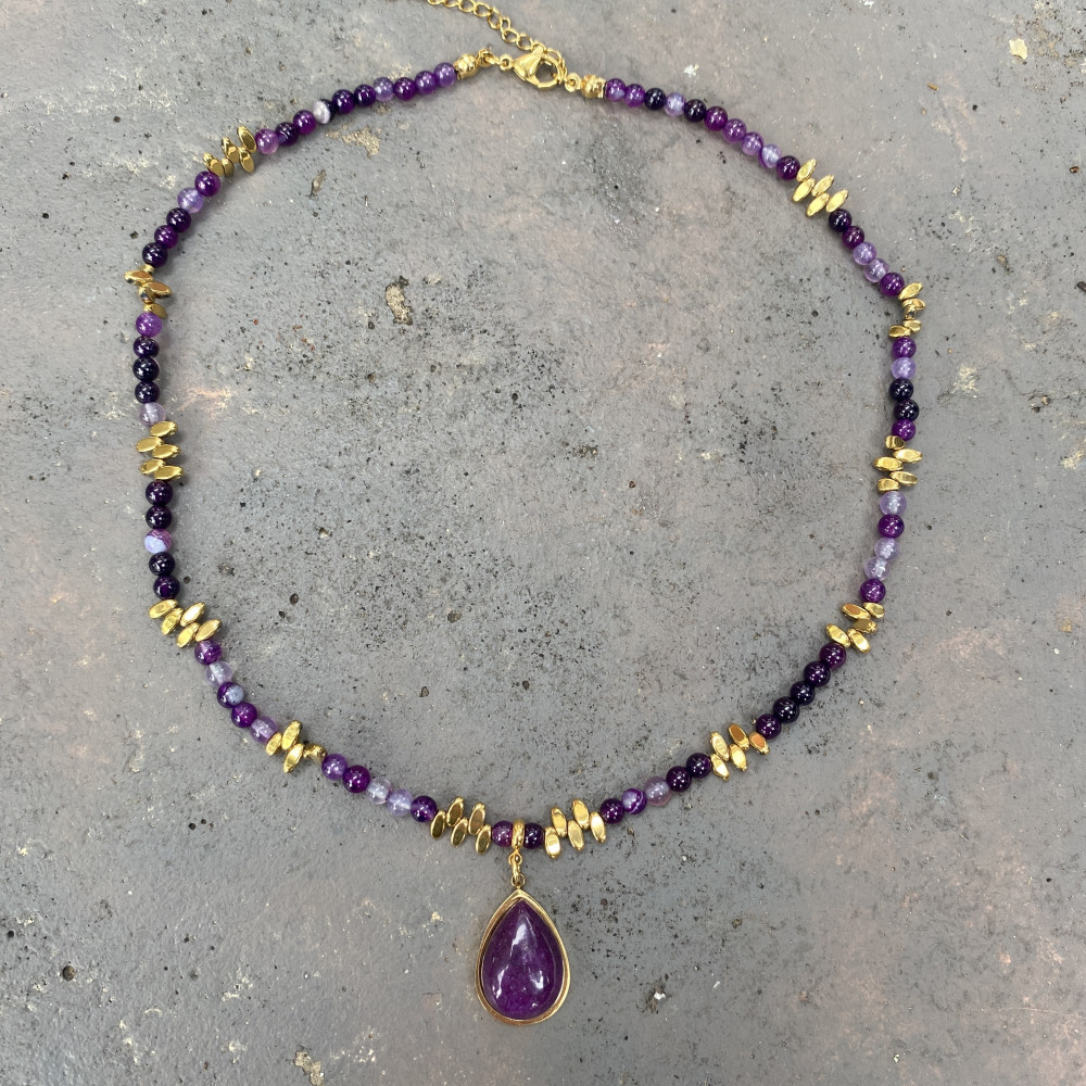 Amethyst Glow necklace with purple stones and gold details κολιέ amethyst glow με μωβ πέτρες και χρυσά στοιχεία