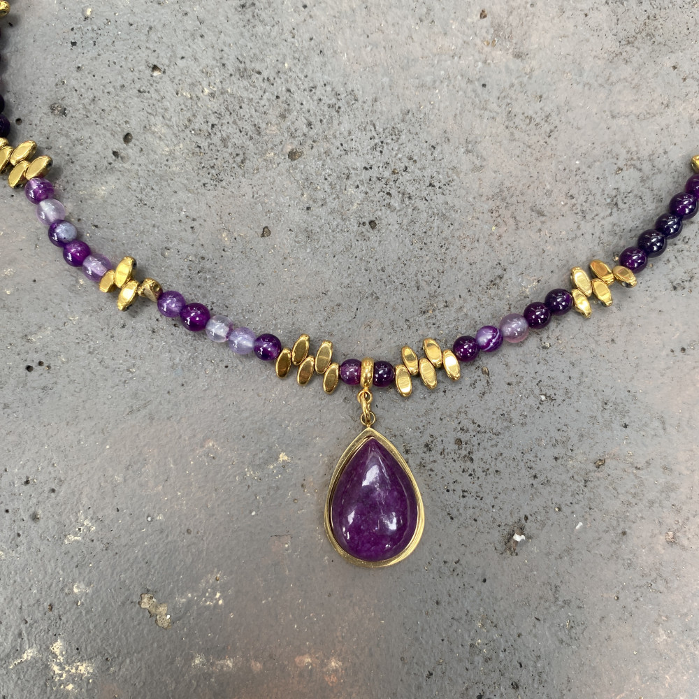 Amethyst Glow necklace with purple stones and gold details κολιέ amethyst glow με μωβ πέτρες και χρυσά στοιχεία