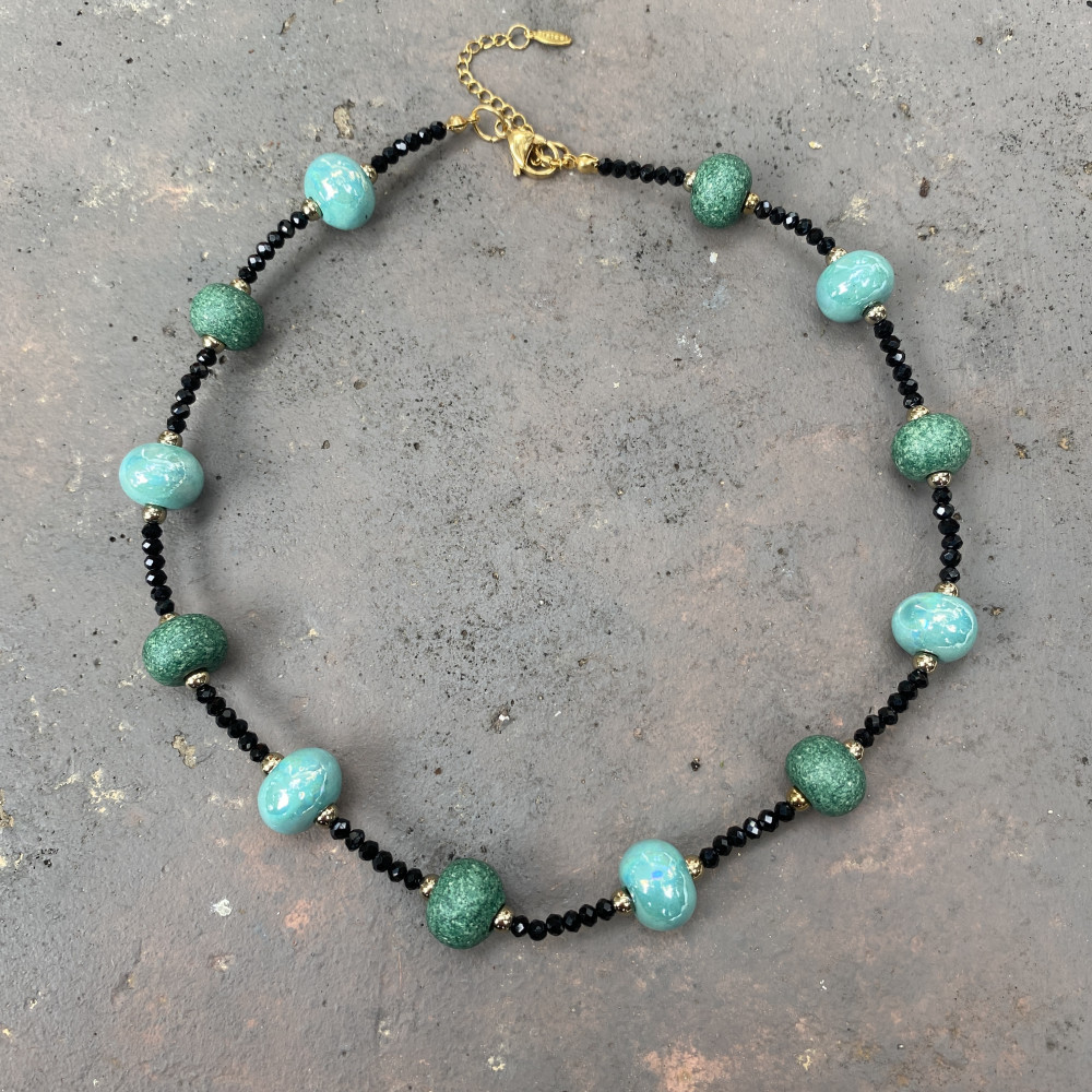 κολιέ petrol balance με πράσινες πετρόλ και μαύρες χάντρες σε ατσάλινη αλυσίδα