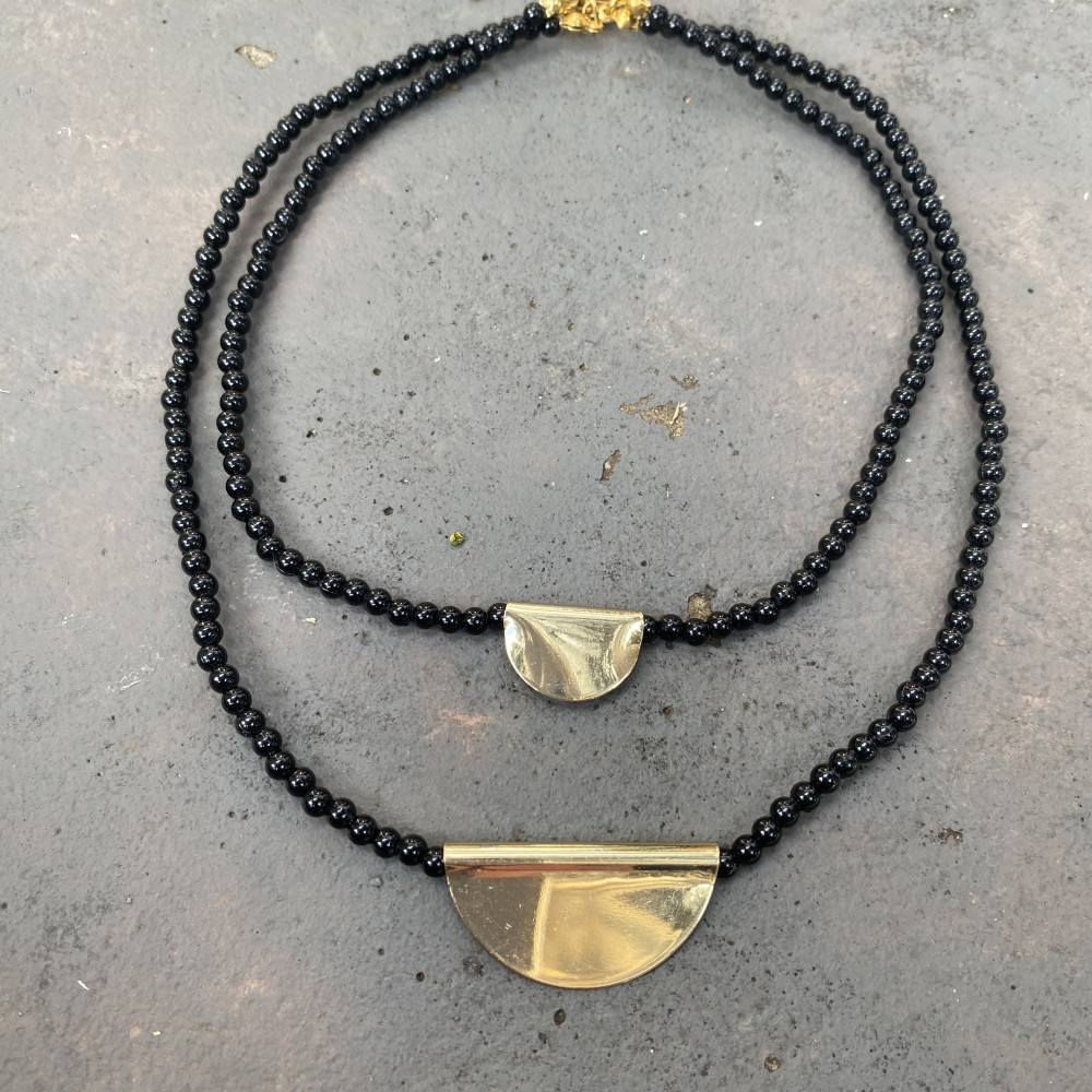 κολιέ midnight curve με μαύρες χάντρες και χρυσά στοιχεία