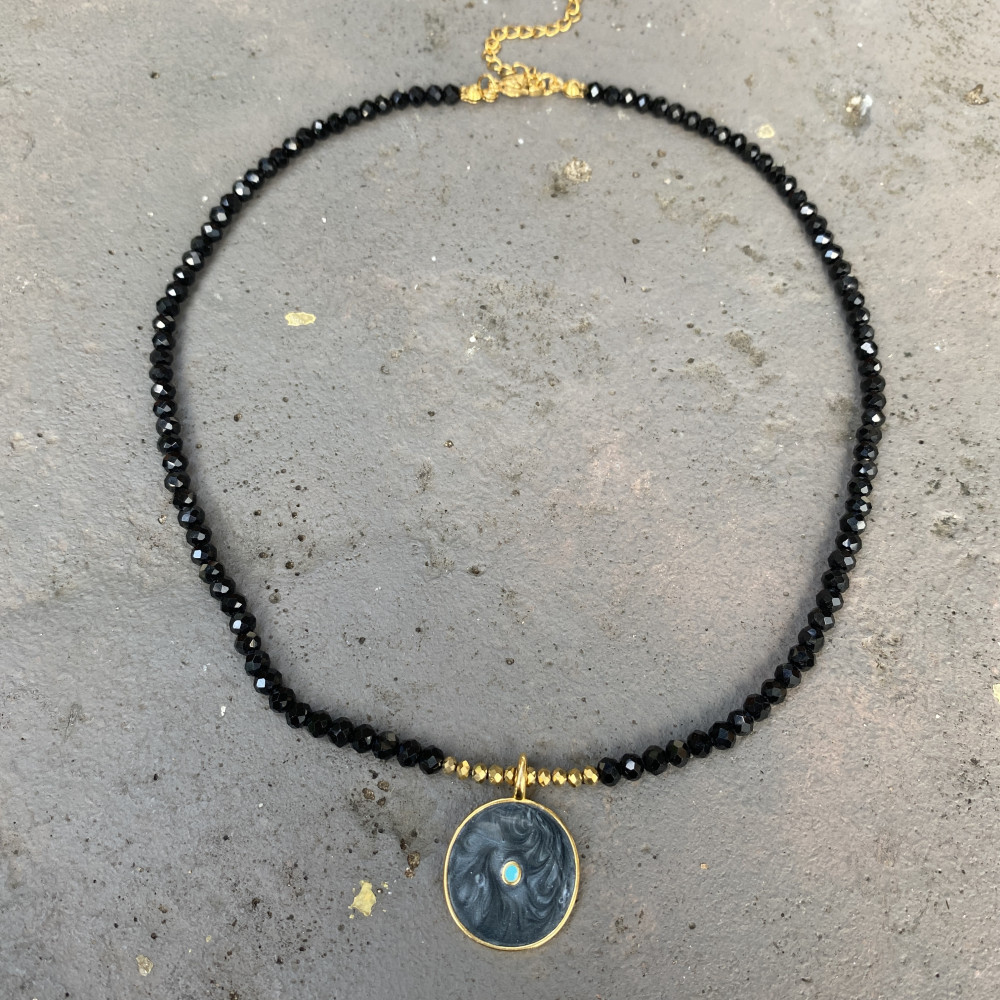 κολιέ black orbit με μαύρα και χρυσά κρύσταλλα και μεταλλικό στοιχείο