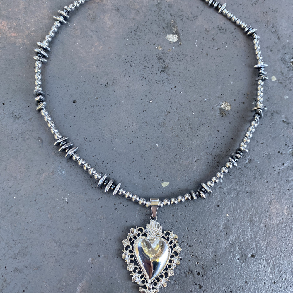 κολιέ sacred edge με ατσάλινη καρδιά και μεταλλικά στοιχεία