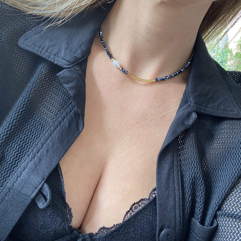 "Blueblack Elegance"-κολιέ με blueblack κρσταλλάκια & άσπρη πέρλα Κολιέ Με Επιχρυσωμένες Μεταλλικές Χάντρες