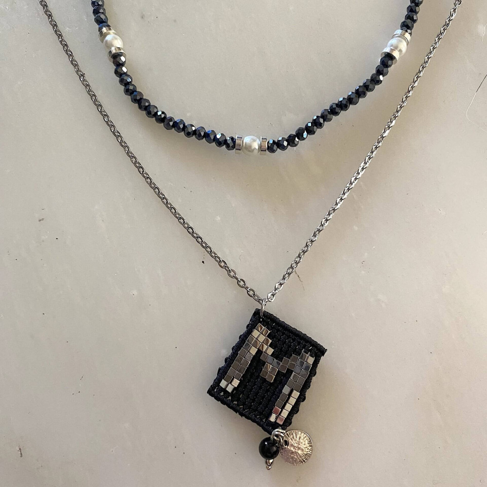 "Iridizon"-κολιέ με blue black κρυσταλλάκια Κολιέ με επαργυρωμένες μεταλλικές ροδέλες και άσπρες πέρλες