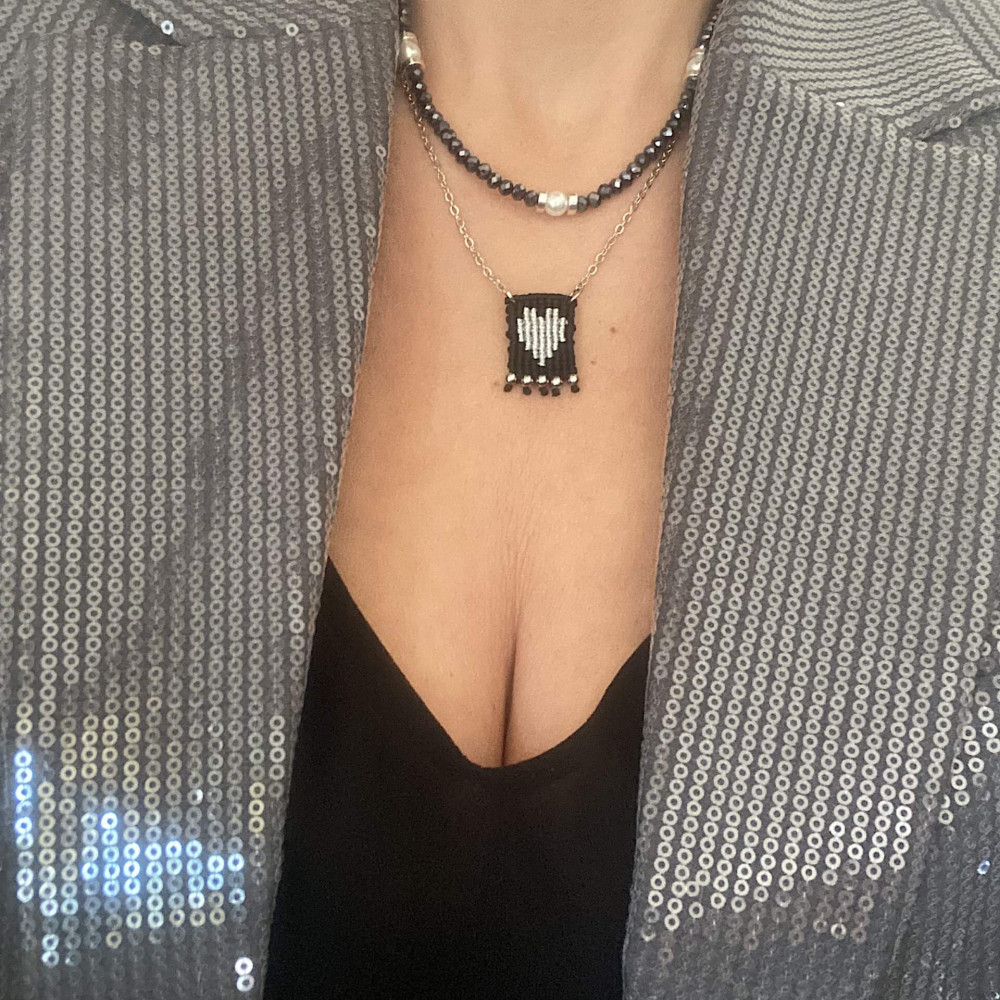 "Iridizon"-κολιέ με blue black κρυσταλλάκια Κολιέ με επαργυρωμένες μεταλλικές ροδέλες και άσπρες πέρλες