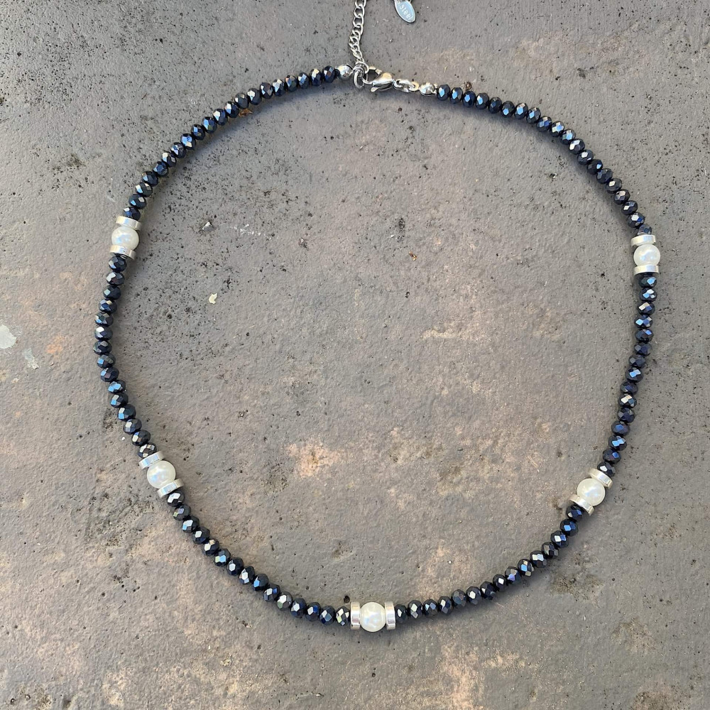 "Iridizon"-κολιέ με blue black κρυσταλλάκια Κολιέ με επαργυρωμένες μεταλλικές ροδέλες και άσπρες πέρλες