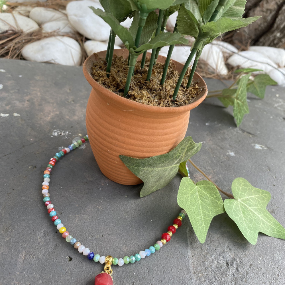 "Rainbow Treasure"- κολιέ με πολύχρωμα κρυσταλλάκια Κολιέ με κόκκινη ημιπολύτιμη πέτρα