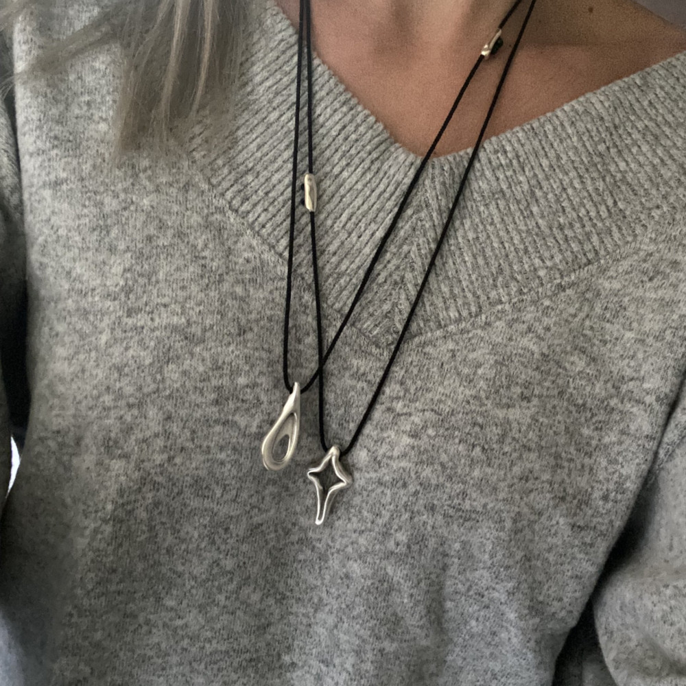 "Silver Cross"-κολιέ με μεταλλικό σταυρό Κολιέ Με Σταθερό Κούμπωμα