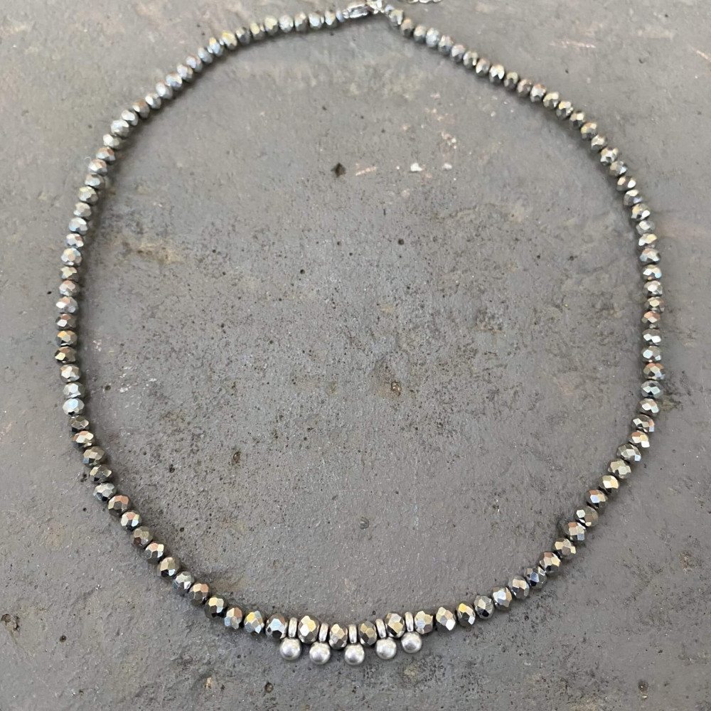 "Silver Sparkle"-κολιέ με ασημί κρυσταλλάκια & μεταλλικές χάντρες Κολιέ με μεταλλικά στοιχεία