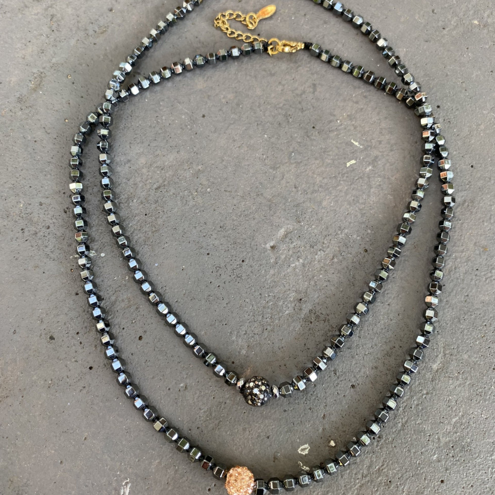 "Stylish Sparkle"-κολιέ με μαύρες πέτρες & χάντρες με στρας Κολιέ με ρυθμιζόμενο μήκος για άνετη εφαρμογή