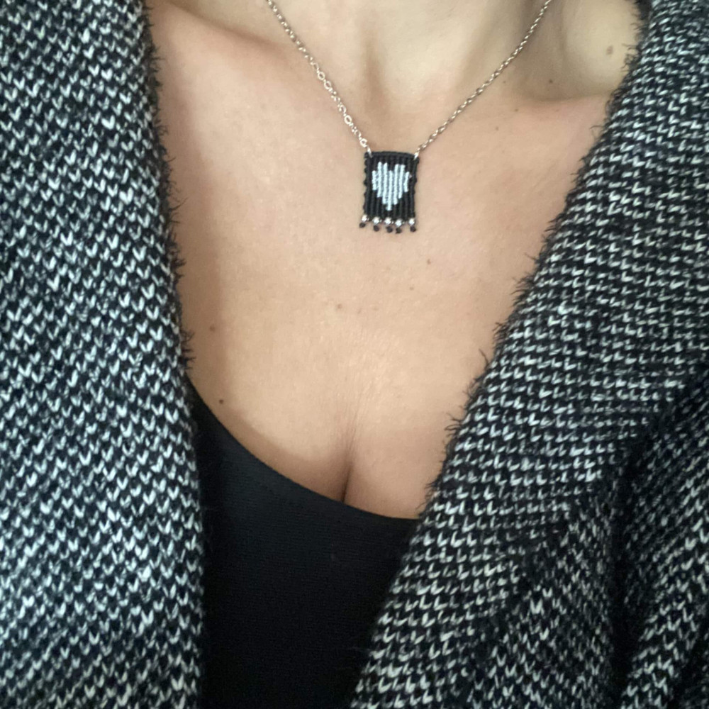 "Unique Hearts"-κολιέ με ημιπολύτιμες πέτρες αιματίτη Κολιέ Με Χειροποίητο Πλέξιμο Μακραμέ Από Ματ & Μεταλιζέ Νήμα