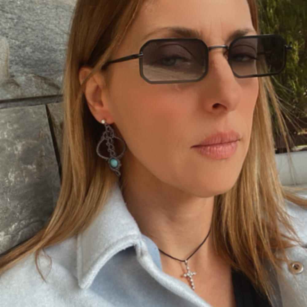 Χειροποίητα σκουλαρίκια macramé με φυσικές πέτρες σε καλοκαιρινό σχέδιο "Aegean" Σκουλαρίκια Aegean Macramé – Καλοκαιρινό χειροποίητο κόσμημα