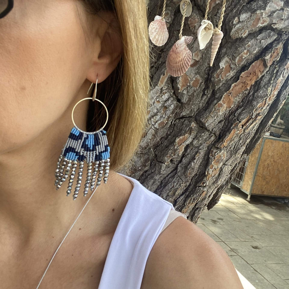 Χειροποίητα boho σκουλαρίκια με κρυστάλλινες χάντρες σε ασημί χρώμα Aegean Waves – Χειροποίητα Καλοκαιρινά Σκουλαρίκια με Επάργυρο Μέταλλο