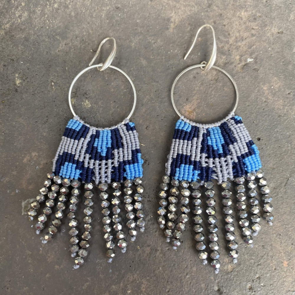 Χειροποίητα boho σκουλαρίκια με κρυστάλλινες χάντρες σε ασημί χρώμα Aegean Waves – Χειροποίητα Καλοκαιρινά Σκουλαρίκια με Επάργυρο Μέταλλο