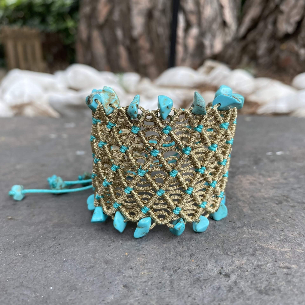 Ocean Breeze Cuff – Χειροποίητο βραχιόλι με χρυσή κλωστή και αυθεντικές τυρκουάζ πέτρες ειροποίητο βραχιόλι Ocean Breeze Cuff με μακραμέ και τυρκουάζ πέτρες