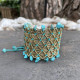 Ocean Breeze Cuff – Χειροποίητο βραχιόλι με χρυσή κλωστή και αυθεντικές τυρκουάζ πέτρες ειροποίητο βραχιόλι Ocean Breeze Cuff με μακραμέ και τυρκουάζ πέτρες