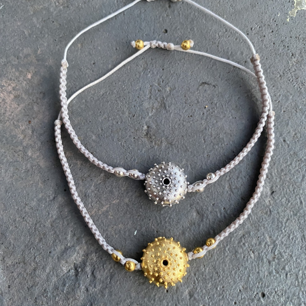 Βραχιόλι Sea Urchin Treasure – Χειροποίητο με κοχύλι και μακραμέ κορδόνι Χειροποίητο boho βραχιόλι με μεταλλικό κοχύλι - Sea Urchin Treasure