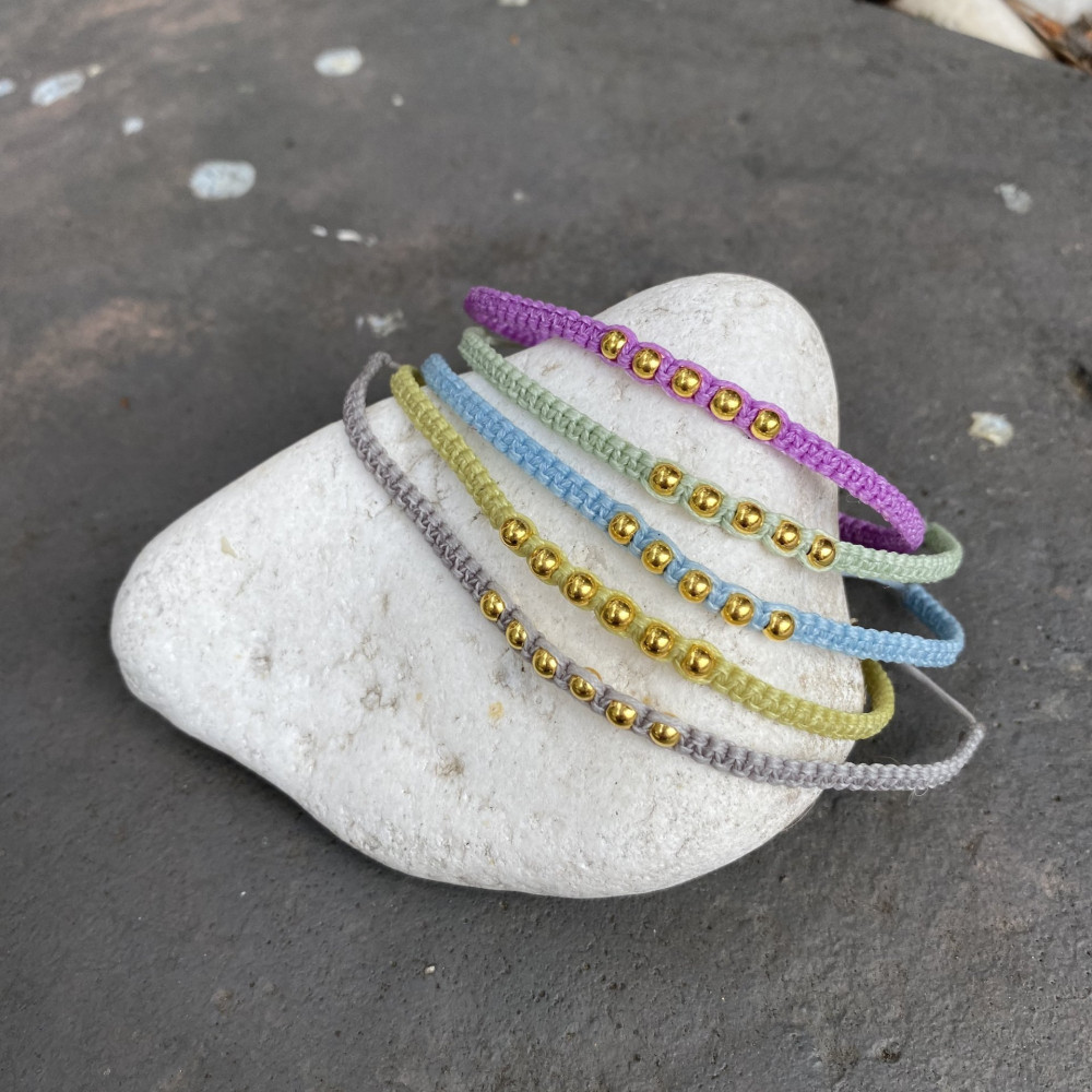 Βραχιόλι Serene Beads – Παστέλ κομψότητα με boho χαρακτήρα Χειροποίητο γυναικείο βραχιόλι Serene Beads με παστέλ αποχρώσεις και μεταλλικές χάντρες