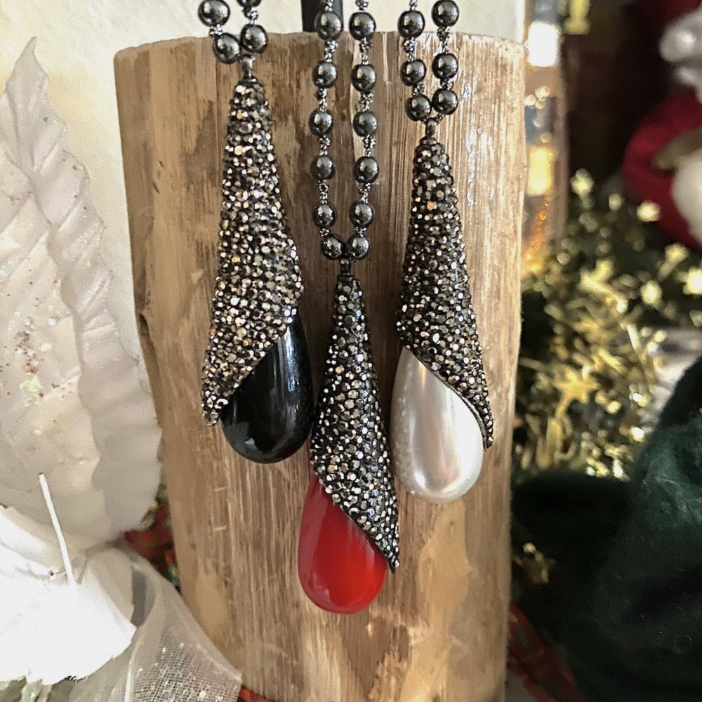 Κολιέ "Teardrops of Elegance" Κολιέ "Teardrops of Elegance"